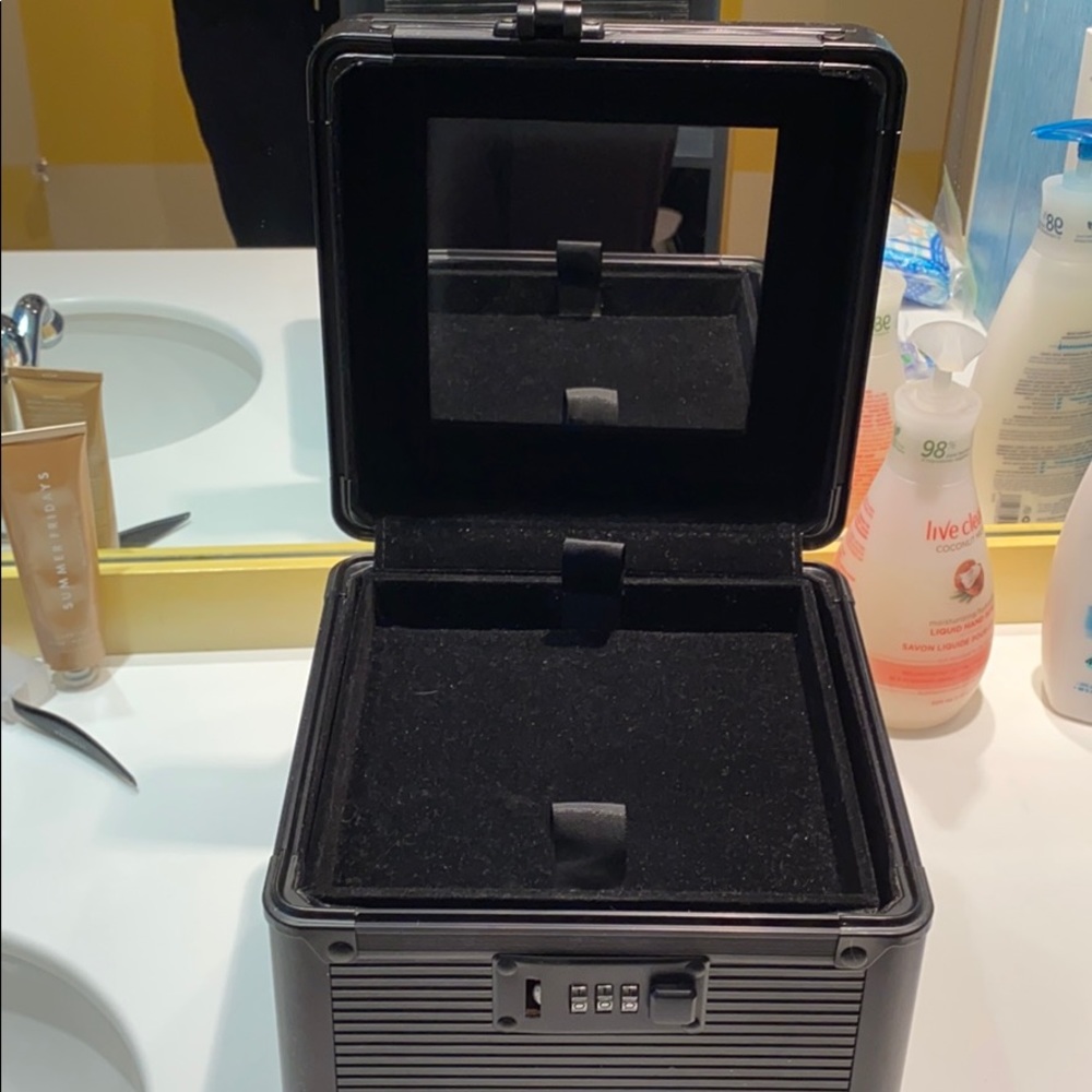 Nars makeup case with lock - Picture 5 of 6
